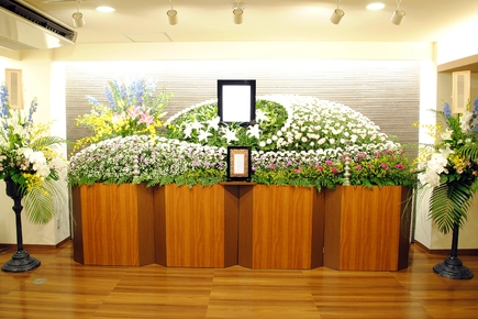最愛の故人へ。花と音楽に囲まれてのお別れ